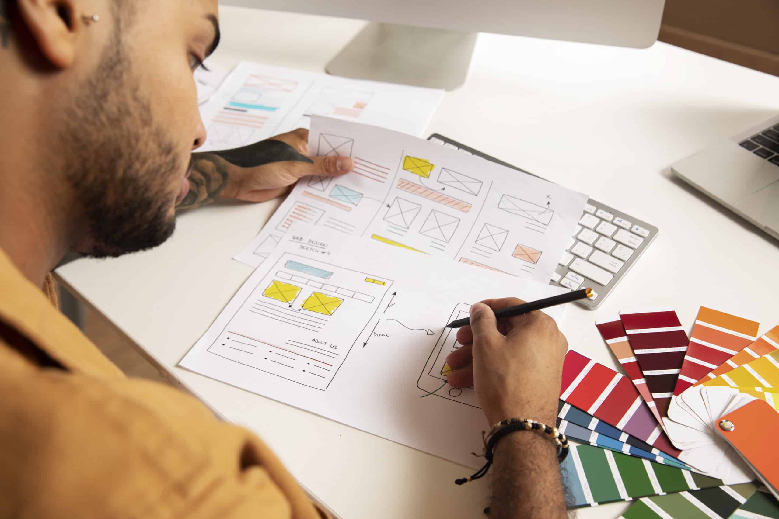 Pessoa desenhando wireframes e protótipos para montar um portfólio de design de produto