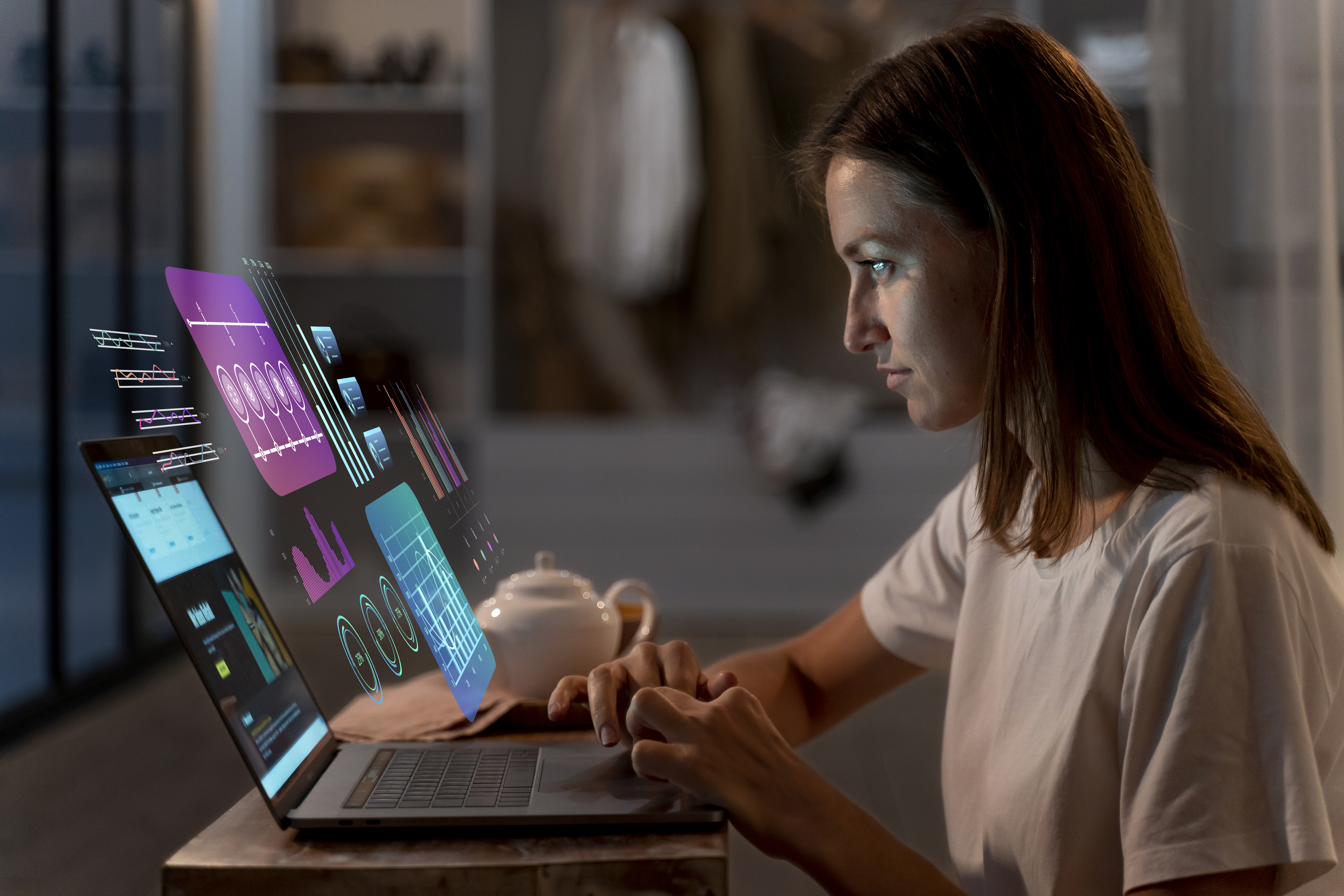Mulher usando laptop com interface digital simulando tomada de decisão de agentes de IA em ambiente interativo
